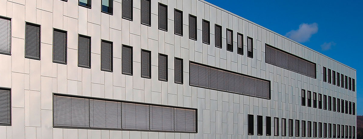Construction de fenêtres Systèmes d'étanchéité Façade de bâtiment avec système d'étanchéité pour fenêtres