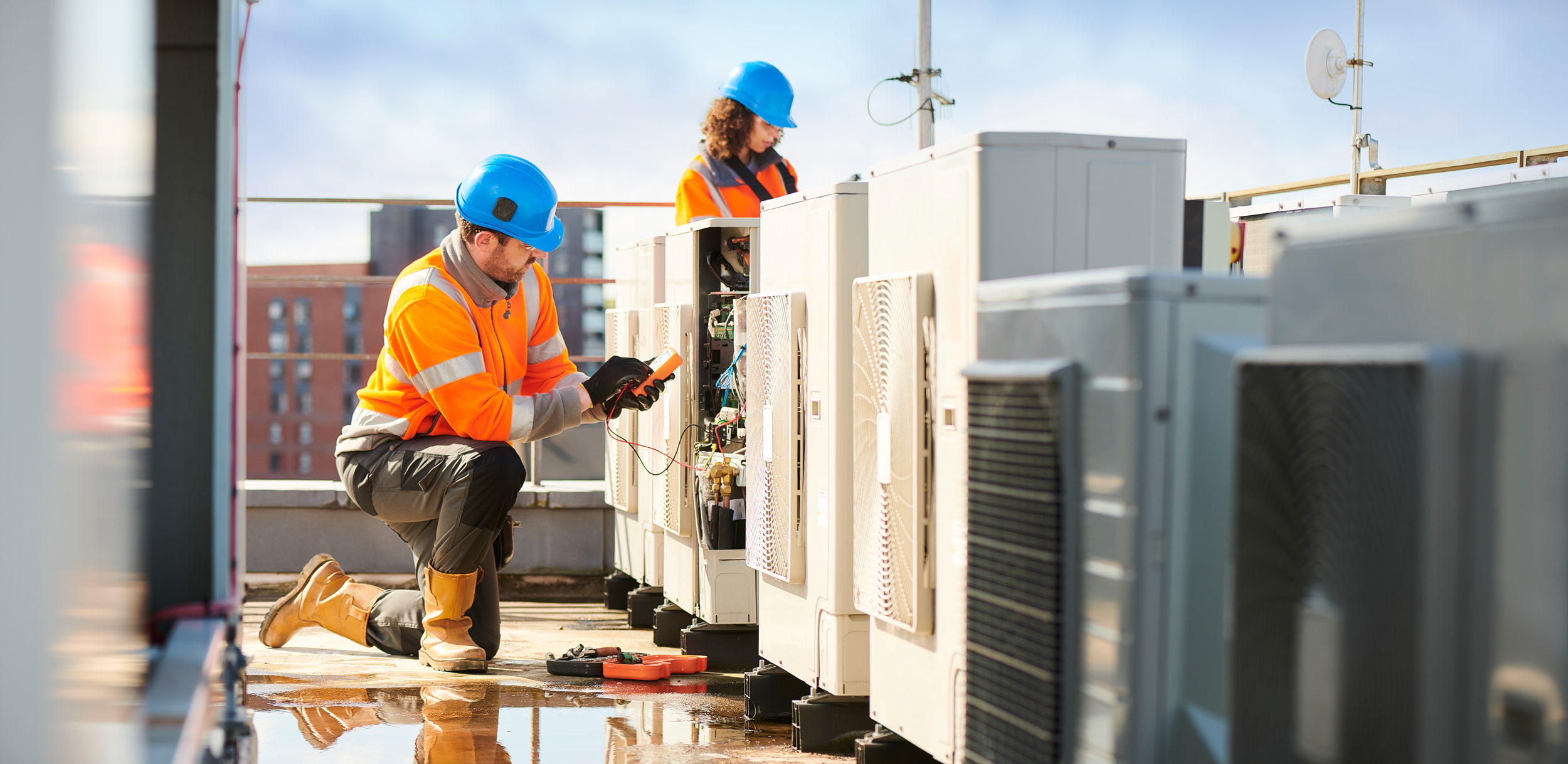 Ingenieure bei der Installation von Klimaanlagen