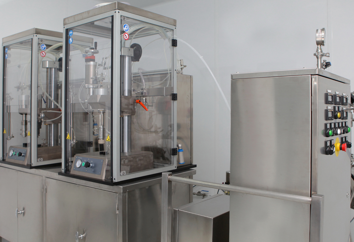Soundproofed machine Automated machines in the glass box